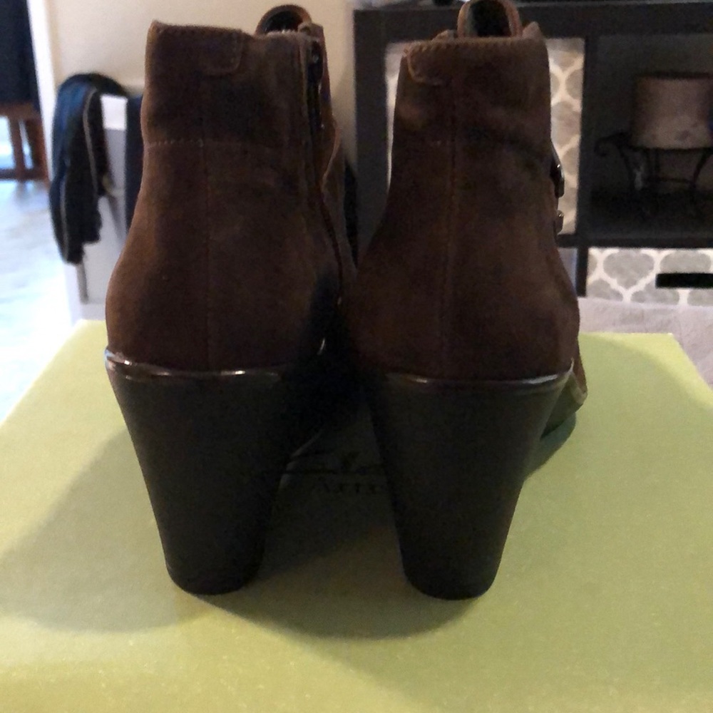 NWOT-Clark’s brown suede ankle boots 9.5m. - Picture 6 of 8